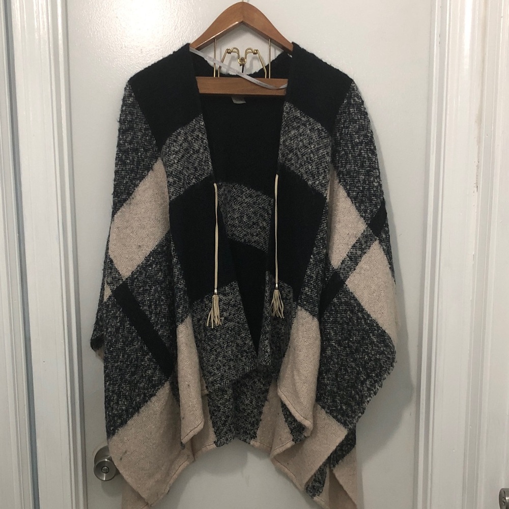Chic Black and Cream Plaid Women's Poncho